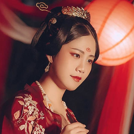 紅衣帶團(tuán)扇女生頭像，唯美古風(fēng)真人頭像