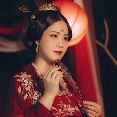 紅衣帶團(tuán)扇女生頭像，唯美古風(fēng)真人頭像