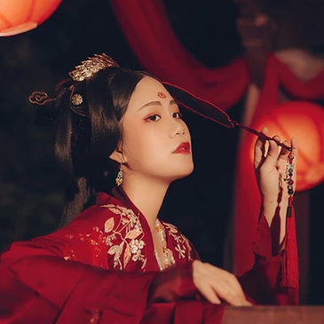 紅衣帶團(tuán)扇女生頭像，唯美古風(fēng)真人頭像