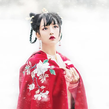 雪花飛舞紅衣女生頭像，唯美古風真人頭像