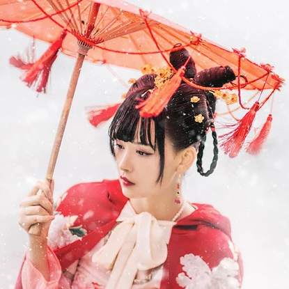雪花飛舞紅衣女生頭像，唯美古風真人頭像