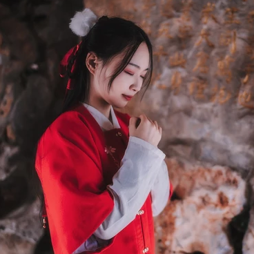 紅衣落雪可愛女生頭像，唯美古風(fēng)真人頭像