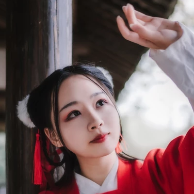 紅衣落雪可愛女生頭像，唯美古風(fēng)真人頭像