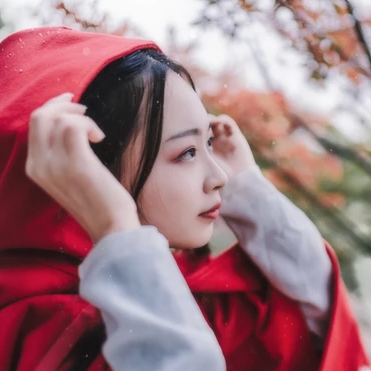 紅衣落雪可愛女生頭像，唯美古風(fēng)真人頭像