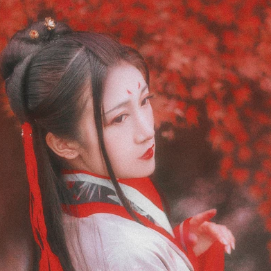 楓葉紅女生頭像，唯美古風(fēng)真人頭像