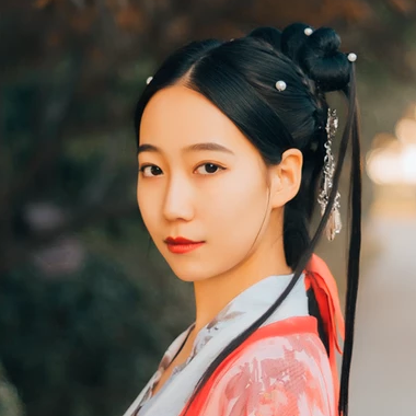 紅紗帶折扇女文藝生頭像，唯美古風(fēng)真人頭像