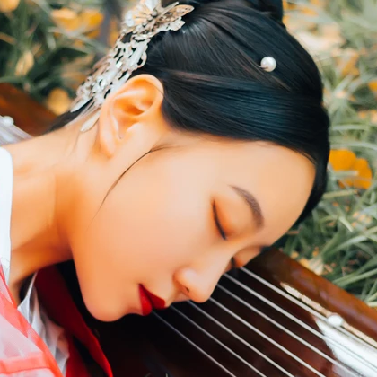 紅紗帶折扇女文藝生頭像，唯美古風(fēng)真人頭像