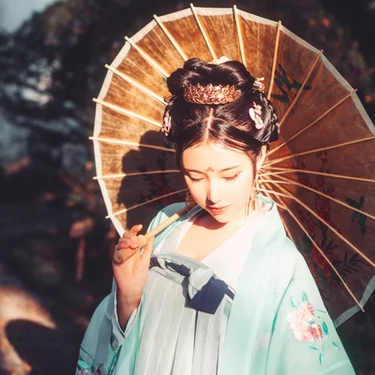 淡青色帶傘女生頭像，唯美古風(fēng)真人頭像