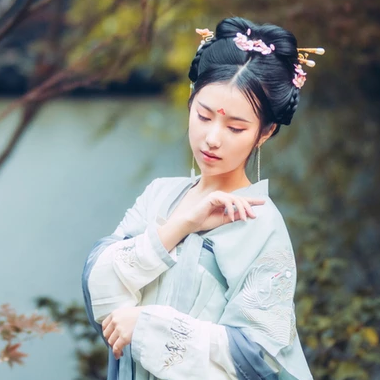 淡青色帶傘女生頭像，唯美古風(fēng)真人頭像