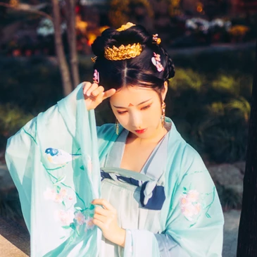 淡青色帶傘女生頭像，唯美古風(fēng)真人頭像