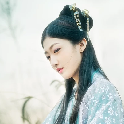 淡藍(lán)色文藝女生頭像，唯美古風(fēng)真人頭像