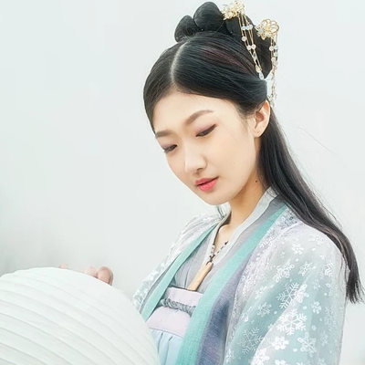 淡藍(lán)色文藝女生頭像，唯美古風(fēng)真人頭像