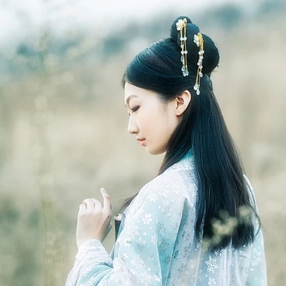 淡藍(lán)色文藝女生頭像，唯美古風(fēng)真人頭像