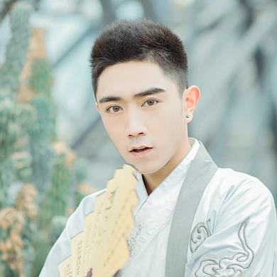 文藝男生帶折扇頭像，唯美古風(fēng)真人頭像