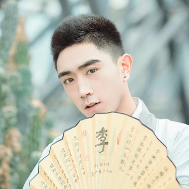 文藝男生帶折扇頭像，唯美古風(fēng)真人頭像