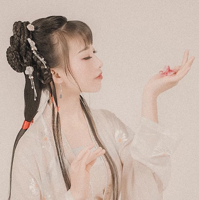 粉色落花拿書(shū)女生頭像，唯美古風(fēng)真人頭像