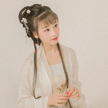 粉色落花拿書(shū)女生頭像，唯美古風(fēng)真人頭像