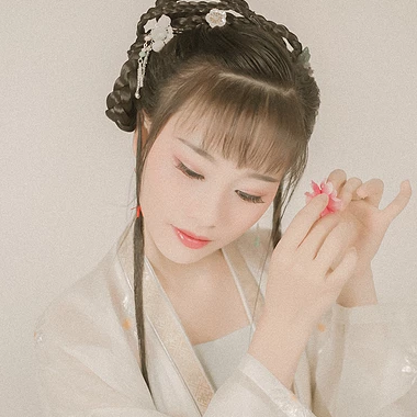 粉色落花拿書(shū)女生頭像，唯美古風(fēng)真人頭像