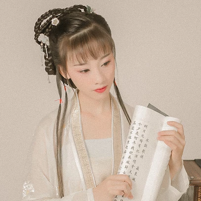 粉色落花拿書(shū)女生頭像，唯美古風(fēng)真人頭像