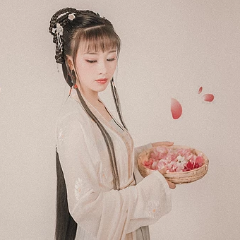 粉色落花拿書(shū)女生頭像，唯美古風(fēng)真人頭像