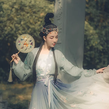 淡雅少女帶團扇頭像，唯美古風真人頭像