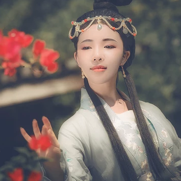 淡雅少女帶團扇頭像，唯美古風真人頭像