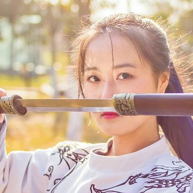 霸氣帶兵器女生頭像，唯美古風真人頭像