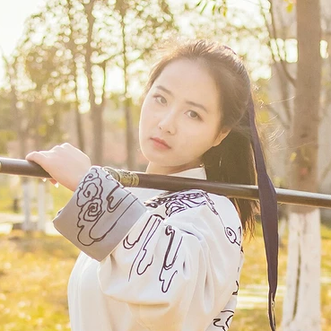 霸氣帶兵器女生頭像，唯美古風真人頭像