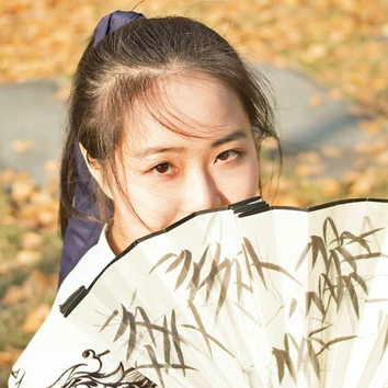 霸氣帶兵器女生頭像，唯美古風真人頭像