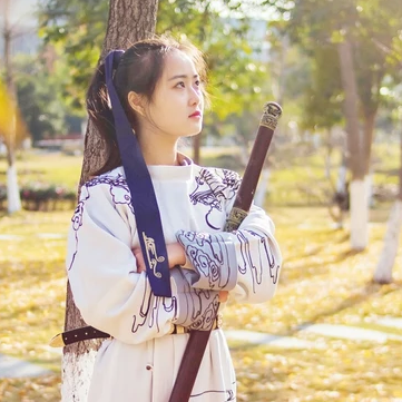 霸氣帶兵器女生頭像，唯美古風真人頭像