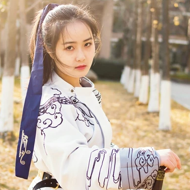 霸氣帶兵器女生頭像，唯美古風真人頭像