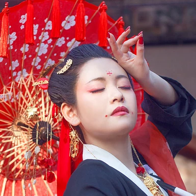 嬌艷紅色帶傘女生頭像，唯美古風(fēng)真人頭像