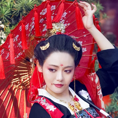 嬌艷紅色帶傘女生頭像，唯美古風(fēng)真人頭像