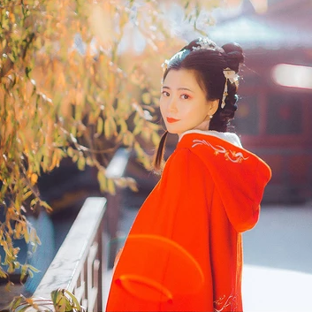 紅色披風(fēng)帶琵琶文藝頭像，唯美古風(fēng)真人頭像