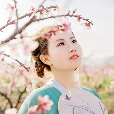 桃花樹下帶團(tuán)扇女生頭像，唯美古風(fēng)真人頭像