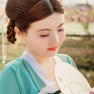 桃花樹下帶團(tuán)扇女生頭像，唯美古風(fēng)真人頭像