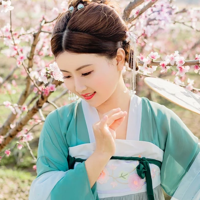 桃花樹下帶團(tuán)扇女生頭像，唯美古風(fēng)真人頭像