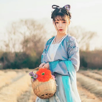 田園里提花籃女生頭像，唯美古風(fēng)真人頭像