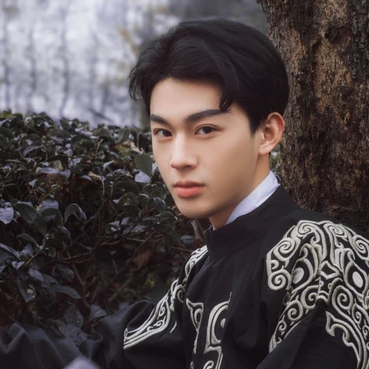 瀟灑帥氣男生帶折扇頭像，唯美古風(fēng)真人頭像