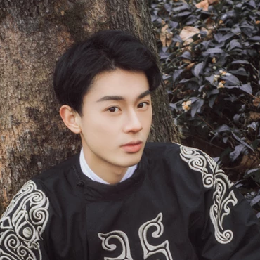 瀟灑帥氣男生帶折扇頭像，唯美古風(fēng)真人頭像