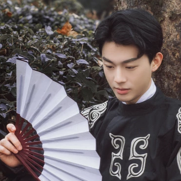 瀟灑帥氣男生帶折扇頭像，唯美古風(fēng)真人頭像