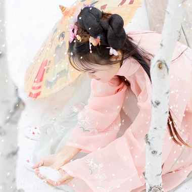 雪景帶傘紅衣女生頭像，唯美古風(fēng)真人頭像