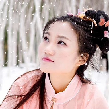 雪景帶傘紅衣女生頭像，唯美古風(fēng)真人頭像