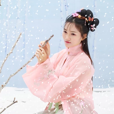 雪景帶傘紅衣女生頭像，唯美古風(fēng)真人頭像