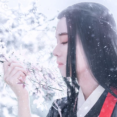 雪景翩翩公子帶折扇頭像，唯美古風(fēng)真人頭像