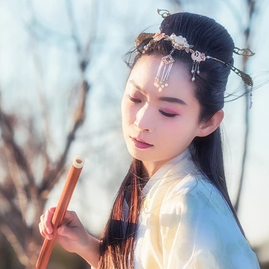 文藝帶笛子女生頭像，唯美古風(fēng)真人頭像