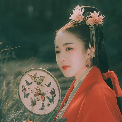 文藝紅衣帶傘女生頭像，唯美古風真人頭像