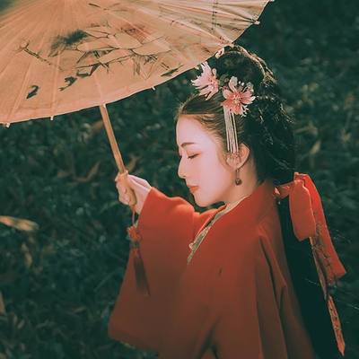 文藝紅衣帶傘女生頭像，唯美古風真人頭像