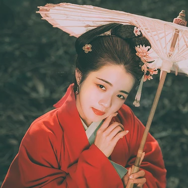 文藝紅衣帶傘女生頭像，唯美古風真人頭像