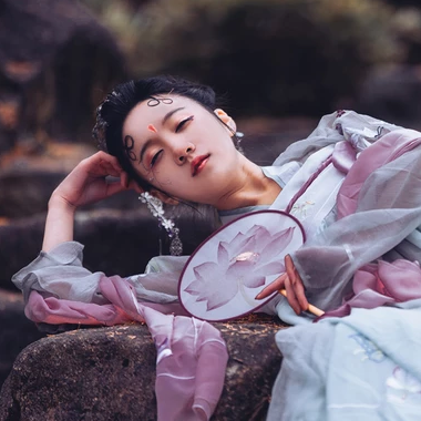 淡紫嬌艷帶團(tuán)扇女生頭像，唯美古風(fēng)真人頭像